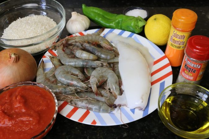 Paso 4: agregar pimentón, brandy y marisco