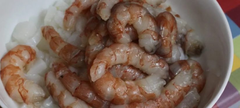 El arroz con sepia y gambas es popular en la costa española