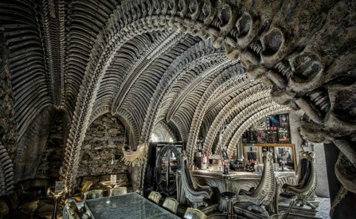 Las obras de Giger están en las paredes