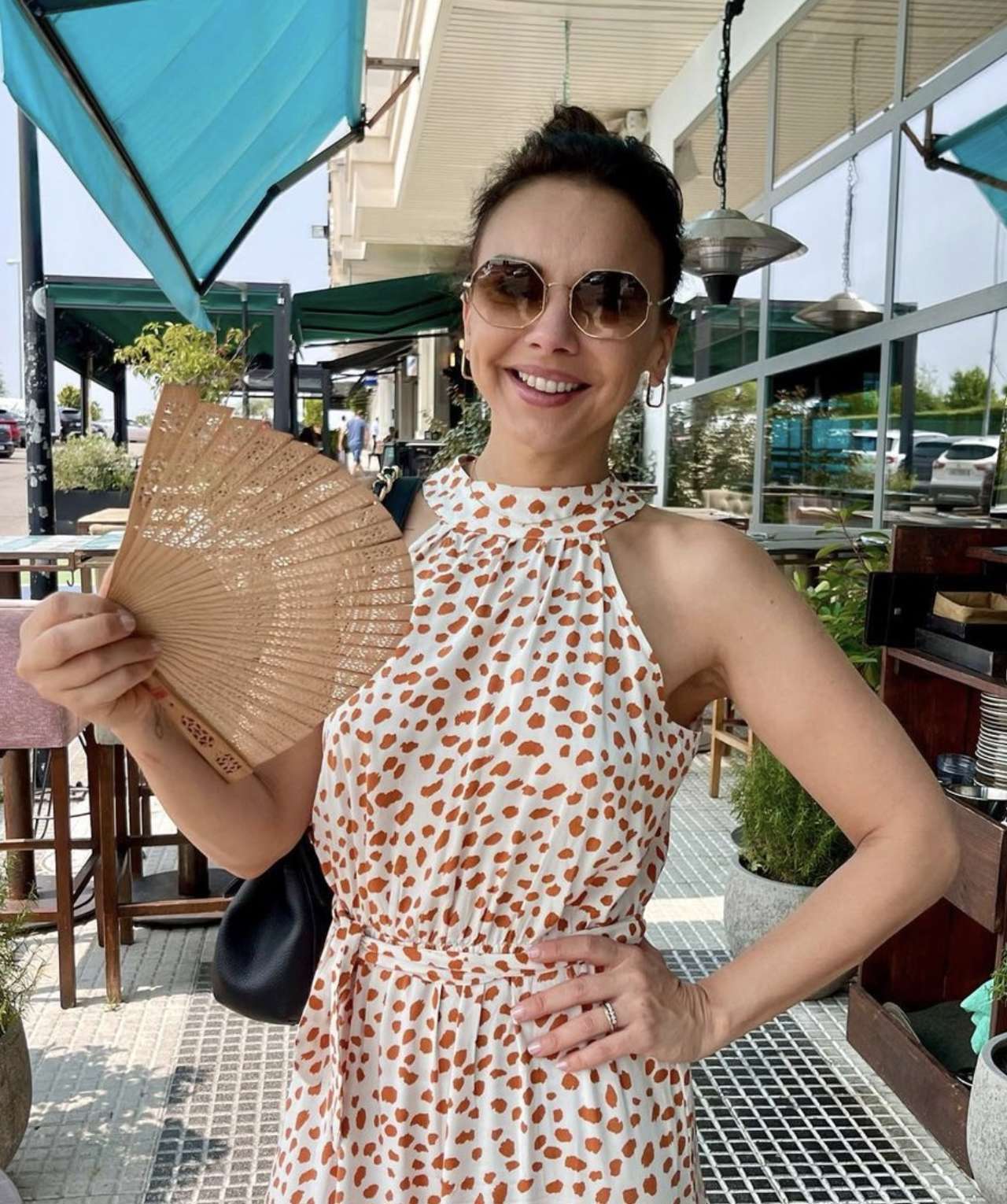 Chenoa se viste de Shein con este vestido boho y con sandalias planas tipo Birkenstock