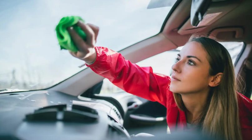 Los ambientadores disimulan, pero no quitan el mal olor del coche