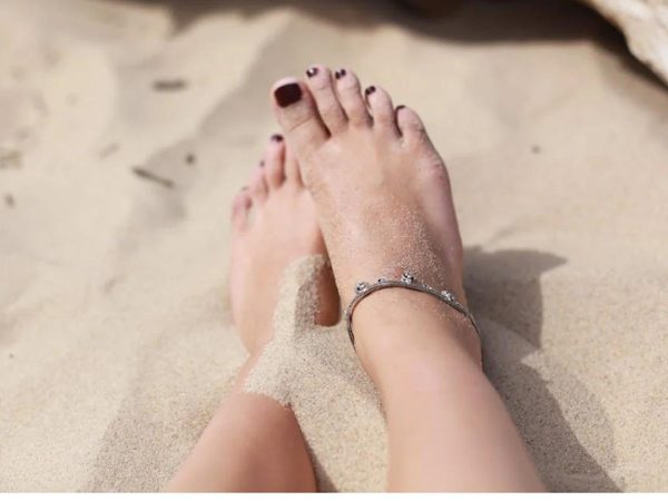 Truco infalible para terminar con la mayor pesadilla en la playa ¿Cómo quitarse la arena de los pies? 32 Merca2.es Muchos han encontrado que este truco para quitarte la arena de los pies resulta muy útil