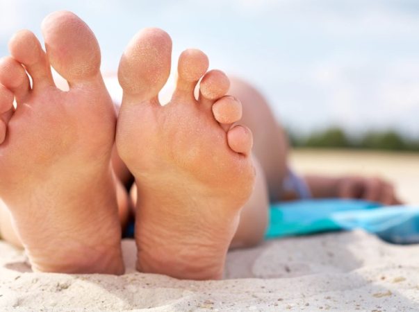 Truco infalible para terminar con la mayor pesadilla en la playa ¿Cómo quitarse la arena de los pies? 23 Merca2.es Todos los que van a la playa tiene que luchar con la arena de los pies que se queda pegada