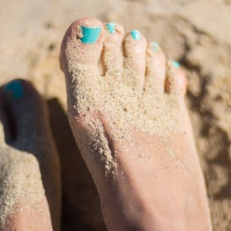 Truco infalible para terminar con la mayor pesadilla en la playa ¿Cómo quitarse la arena de los pies? 25 Merca2.es Poner y frotar, ese es el procedimiento para quitar la arena de los pies