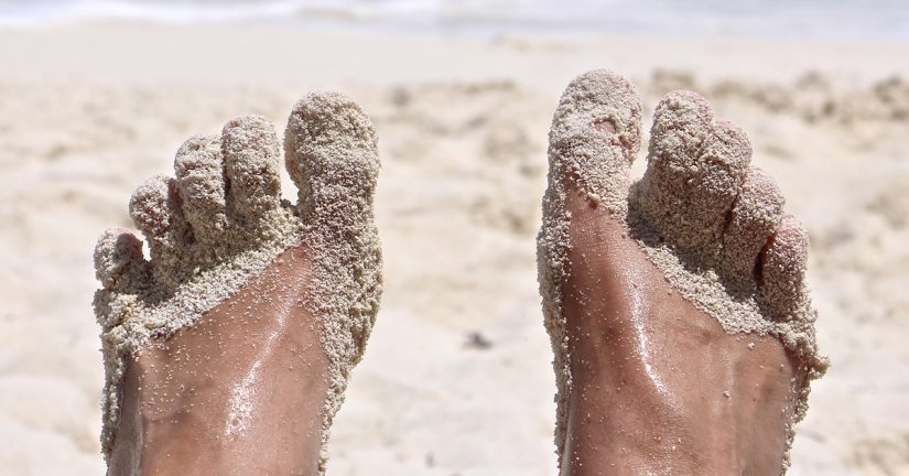 Truco infalible para terminar con la mayor pesadilla en la playa ¿Cómo quitarse la arena de los pies? 28 Merca2.es Aplica generosamente