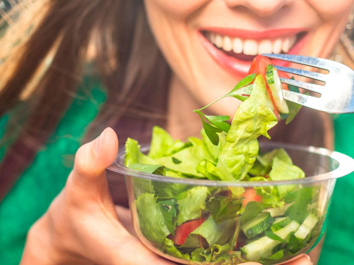 Migrañas de verano: 10 estrategias efectivas de prevención y alivio. 1 Merca2.es Alimentación saludable