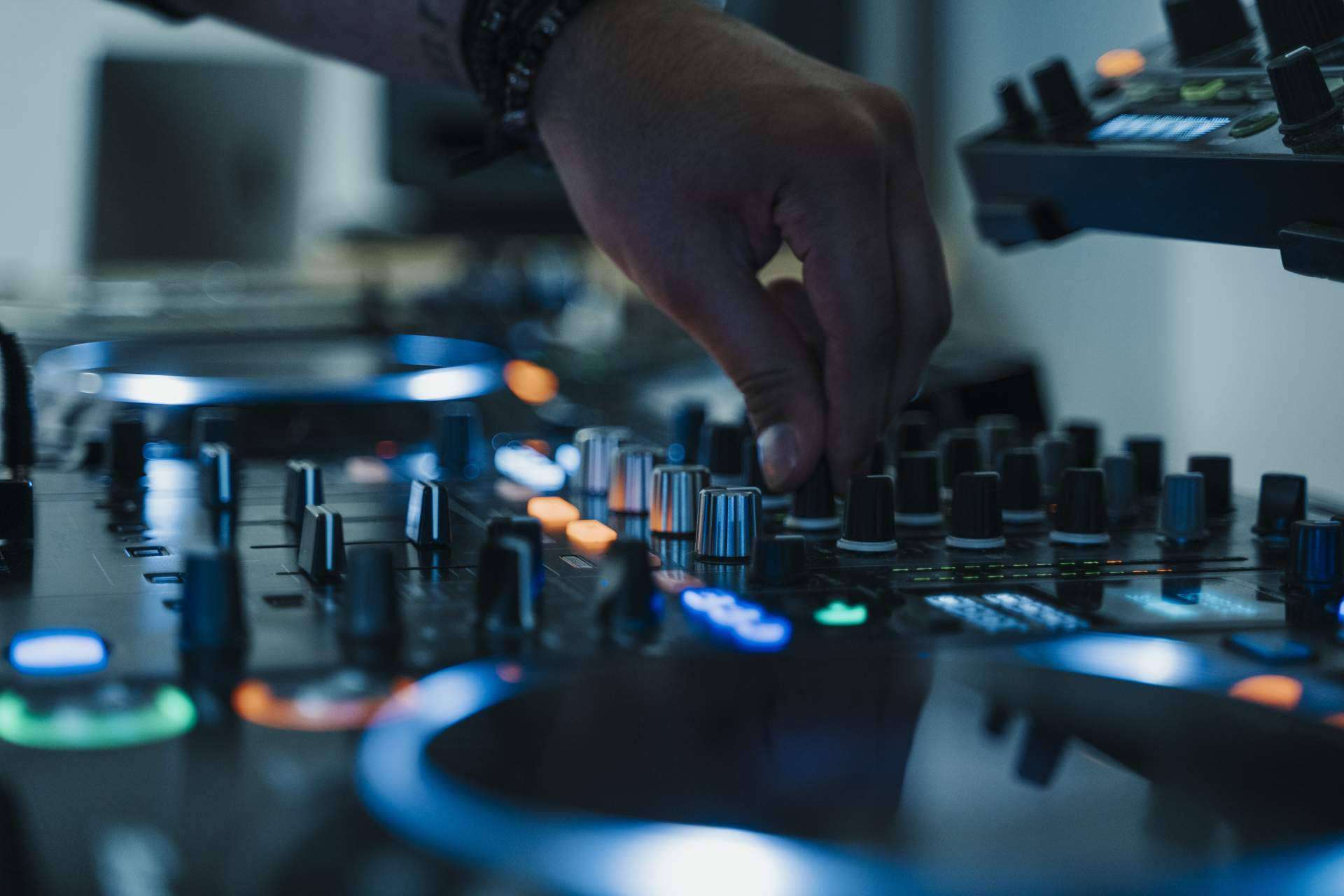 Formación DJ en Girona para alcanzar el estrellato musical, de la mano de EUMES