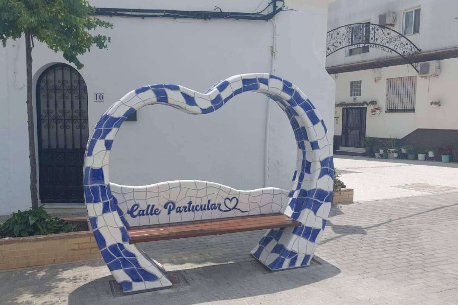 MobuArteX ha llegado a las playas de Barbate con sus bancos temáticos modelo Corazón