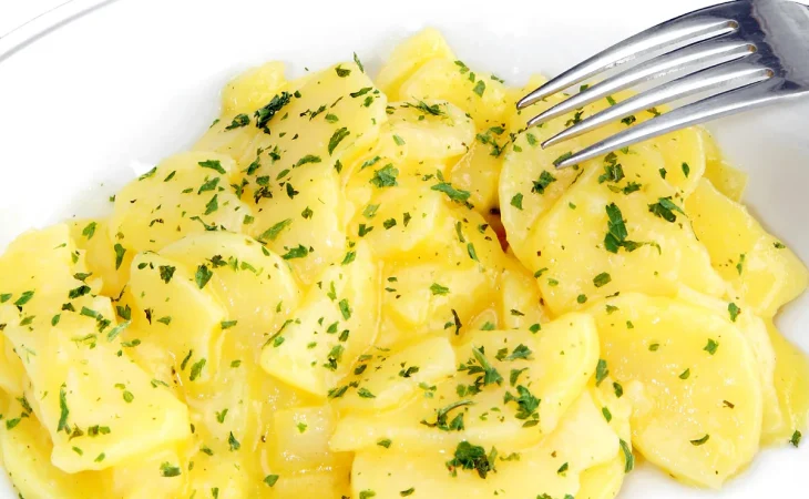 Receta de 'kartoffelsalat' La típica ensalada de patata alemana 82 Merca2.es No necesariamente requiere de mayonesa