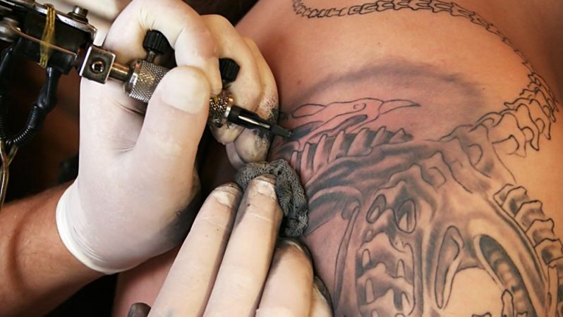 Los riesgos que conllevan los tatuajes