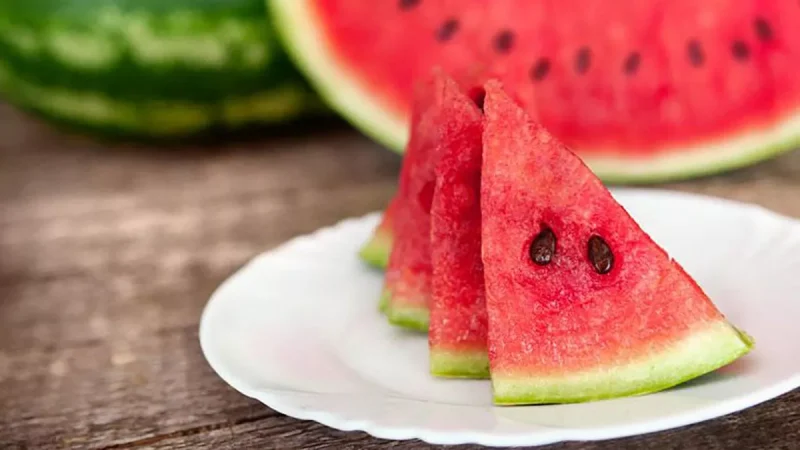 Nueva alerta sanitaria: este es el motivo por el que tienes que tener cuidado al comprar sandía 116 Merca2.es porcion Merca2.es