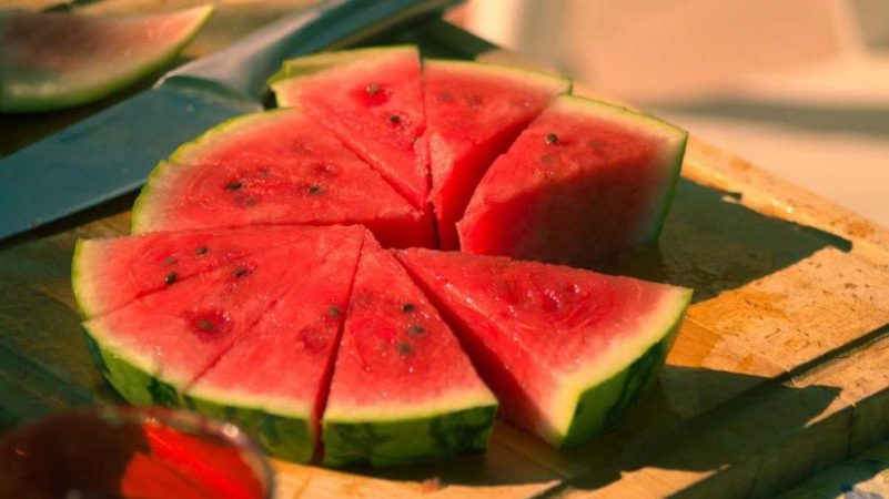 Nueva alerta sanitaria: este es el motivo por el que tienes que tener cuidado al comprar sandía 119 Merca2.es porcion de sand Merca2.es