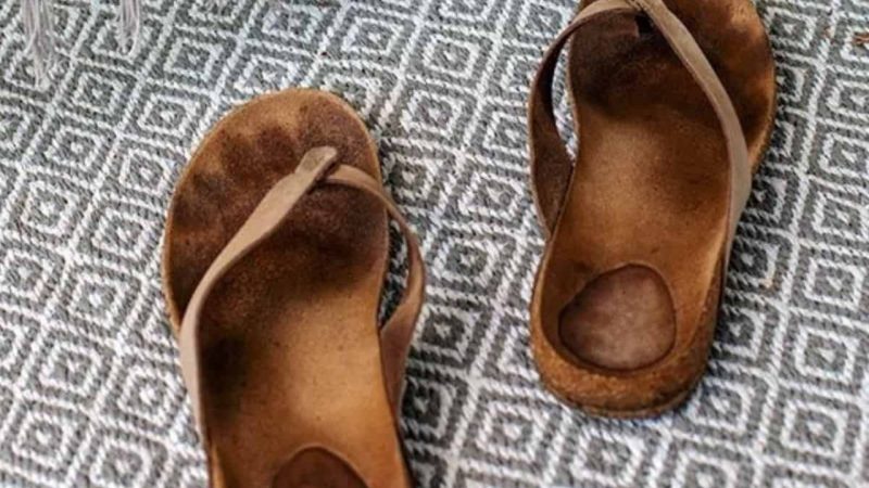 Te explicamos cómo quitar las huellas de sudor de tus sandalias con este sencillo truco casero 3 Merca2.es ¡Los trucos caseros funcionan!