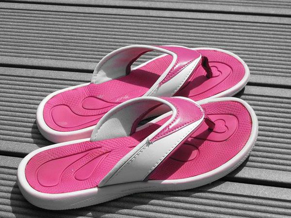 Te explicamos cómo quitar las huellas de sudor de tus sandalias con este sencillo truco casero 7 Merca2.es Para las sandalias de gamuza