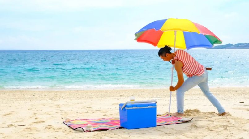 Cuidado con reservar sitio en la playa, te pueden multar con hasta 3.000€ 19 Merca2.es sombrilla en la playa 2 Merca2.es