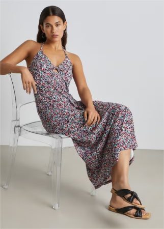 No ocupa espacio y sienta de maravilla: El Corte Inglés tiene el vestido midi satinado que no puede faltar en tu maleta de vacaciones 42 Merca2.es vestido midi cuello halter