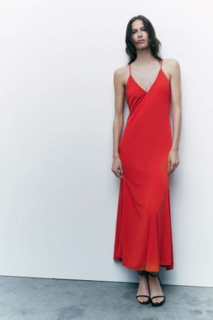 Holgados, elegantes y fresquitos vestidos largos de verano de Zara por menos de 20€ 43 Merca2.es Vestido largo rojo de tirantes