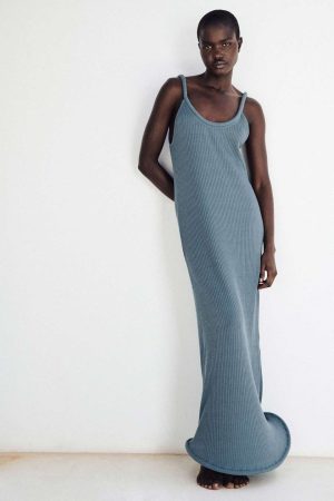 Holgados, elegantes y fresquitos vestidos largos de verano de Zara por menos de 20€ 47 Merca2.es Vestido largo con bajo rígido