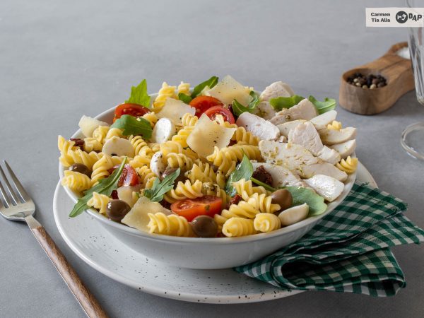 La deliciosa ensalada de pollo para acompañar cualquier plato 1 Merca2.es 1366 2000 2 Merca2.es