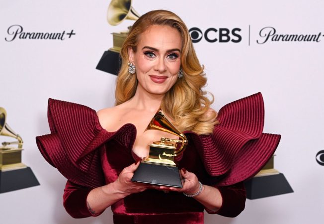 Adele con uno de sus premios Grammy