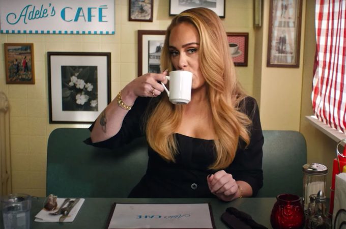 Adele tomando café