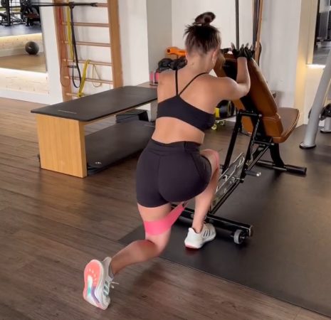 Andrea Duro haciendo lunges