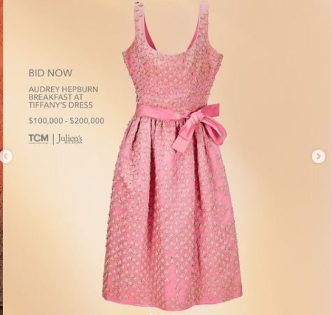 Subastan el mítico vestido rosa de Audrey Hepburn en 'Desayuno con diamantes' 2 Merca2.es Captura Merca2.es