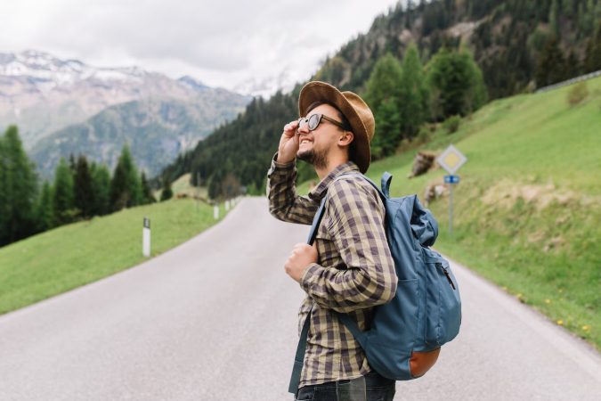 Está de moda: estos son los beneficios de viajar solo 32 Merca2.es Chico haciendo turismo