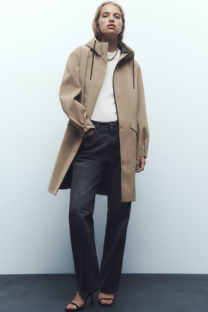 Lo venden como churros: el chubasquero de Zara perfecto para este tiempo