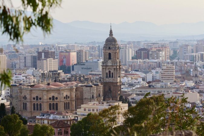¿Cuál es la segunda ciudad favorita para trabajar para los ejecutivos de alto nivel? Pista: es española… 43 Merca2.es Ciudad Malaga Merca2.es