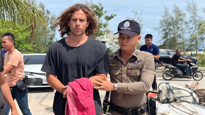 Daniel Sancho siendo escoltado