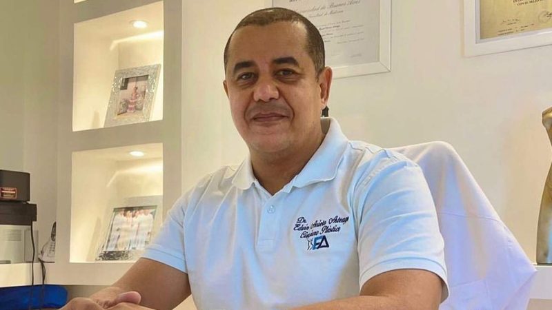 Edwin Arrieta en su consulta