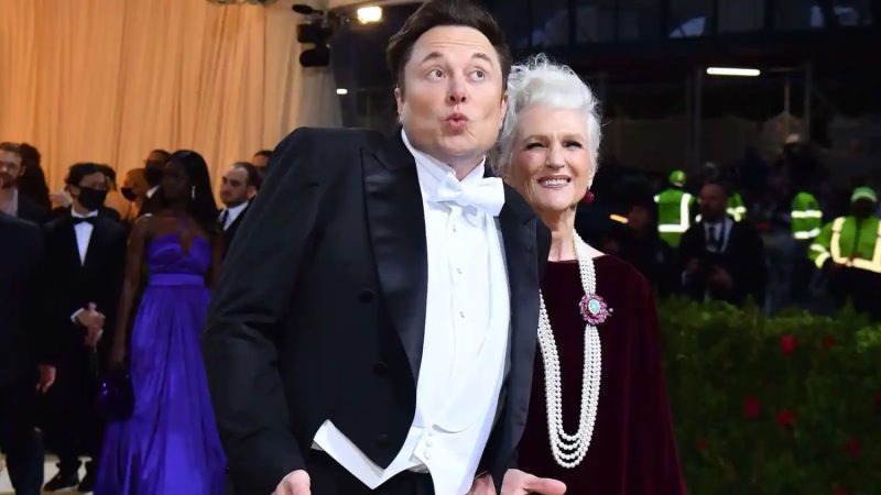 Elon Musk con su madre, Maye
