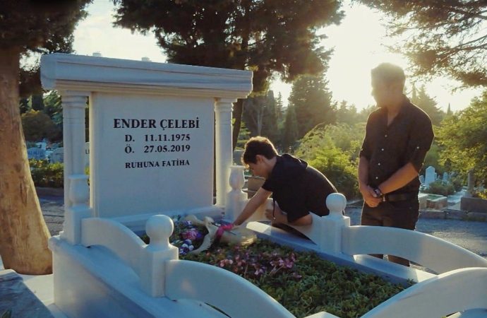 Erim visita la tumba de Ender