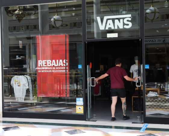 EuropaPress 3186331 joven entra tienda vans centro plaza norte cupula madrid segundo dia fase Merca2.es