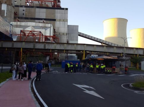 Trabajadores de auxiliares y delegados sindicales cortan los accesos a la térmica y a la central de ciclo combinado en As Pontes.