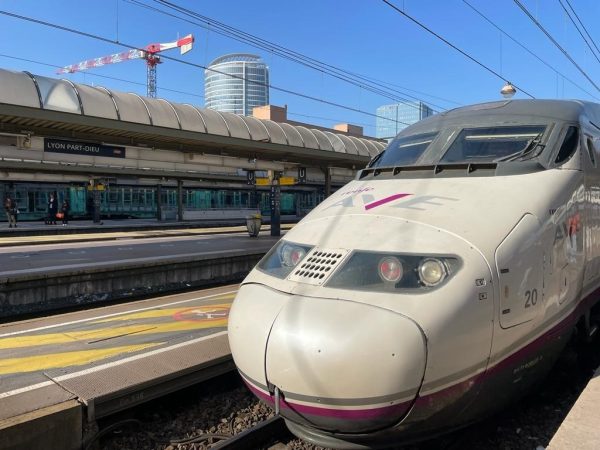 La Meca: Tan importante para Renfe como Valencia 2 Merca2.es Un AVE de Renfe en la estación de Lyon, a punto de salir hacia Barcelona.