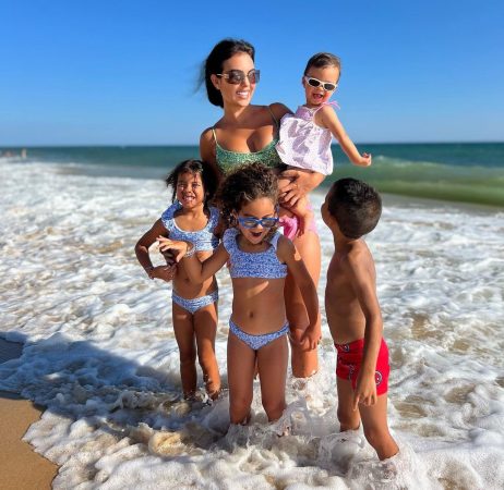 No te lo vas a creer: esto es lo que hace Georgina Rodríguez cuando sus hijos se van a la cama 26 Merca2.es Georgina Rodríguez con sus hijos