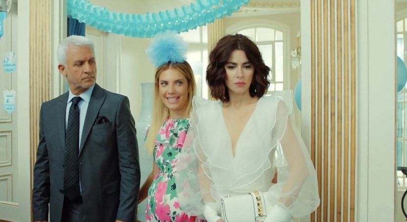 Halit y Sahika llegan a la fiesta de Yildiz.