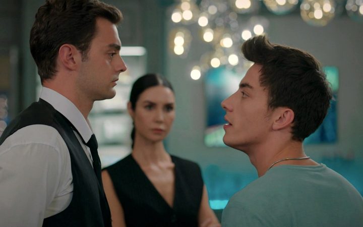 Akif recibe una visita