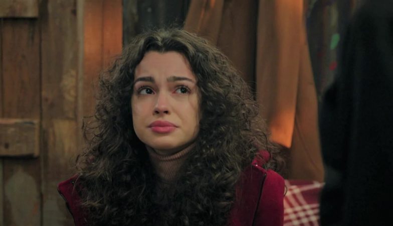 Hermanos: nuevos capítulos marcados por los celos y la venganza 17 Merca2.es Asiye se deja sobornar por Sevval