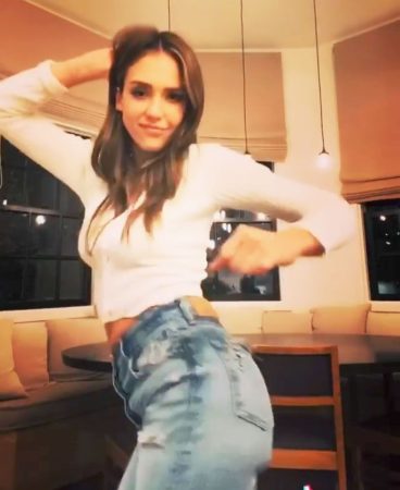 Jessica Alba bailando en TikTok