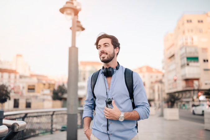 Está de moda: estos son los beneficios de viajar solo 30 Merca2.es Joven turista