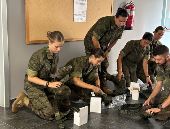 La princesa Leonor revisa su equipo