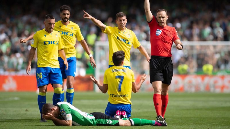 Lesión y tarjeta en partido de fútbol