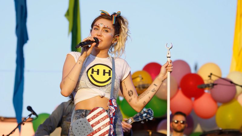 Miley Cyrus promocionando su fundación