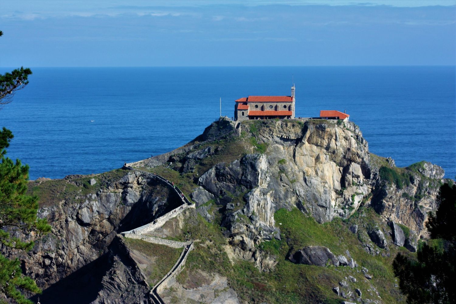 Playas y acantilados de San Juan de Gaztelugatxe