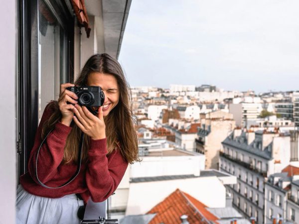 Está de moda: estos son los beneficios de viajar solo 31 Merca2.es Mujer haciendo fotos Merca2.es