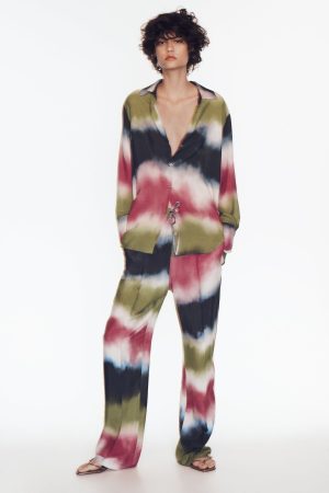 La colección de pantalones de Zara elegantes, cómodos y que estilizan 20 Merca2.es PANTALÓN ESTAMPADO TIE DYE