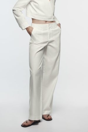 La colección de pantalones de Zara elegantes, cómodos y que estilizan 22 Merca2.es PANTALÓN PINZAS CARROT